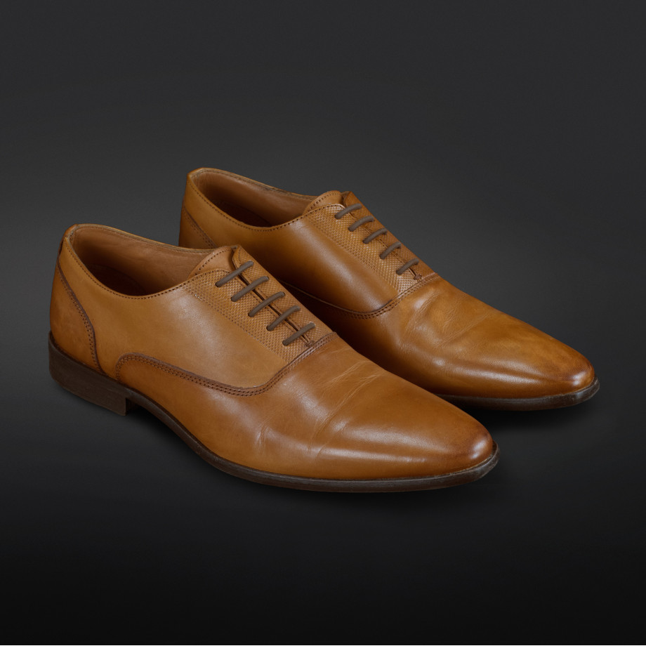 Donkerbruine ¨Strikloze¨ schoenveters speciaal gemaakt voor nette schoenen. Ga snel deur Tover je nette schoenen om tot instappers terwijl je dezelfde look behoudt.